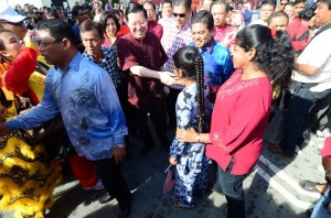 KETUA Menteri bersalaman dengan hadirin yang hadir pada Majlis Rumah Terbuka Tahun B a r u C i n a anjuran Barisan Nasional negeri di Tanjung Marina di sini baru-baru ini. Turut kelihatan adalah Hilmi Yahaya (berbaju batik biru).