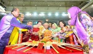 ABDUL Rahman Abbas ( tengah) , Mansor Othman (tiga dari kiri), P. Ramasamy (dua dari kiri) dan Farizan Darus (kiri sekali) tidak melepaskan peluang mengaul Yee Sang bersama Ketua Menteri dan isteri.