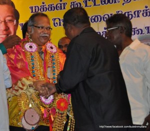 PROF. Dr. P. Ramasamy dikalungkan bunga malai sebagai penghormatan ketika Majlis Perasmian Hindu Empowerment Talk di sini baru-baru ini.