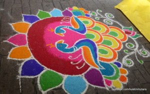 HIASAN kolam berbentuk burung merak pada sambutan Hari Deepavali anjuran DIGI.