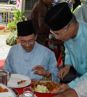 MANSOR Othman menghidangkan sajian makanan kepada Anwar Ibrahim.