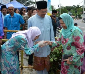 ANWAR Ibrahim (depan, tengah) bersama isteri, Datin Seri Dr. Wan Azizah Wan Ismail (depan, kiri sekali) menyambut kedatangan Majimor Shariff (depan, kanan sekali) pada Majlis Rumah Terbuka Aidilfitri bersama-sama Timbalan Ketua Menteri I di Guar Perahu di sini baru-baru ini.