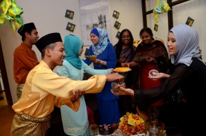 PARA penjawat awam Kerajaan Negeri Pulau Pinang yang terdiri dari pelbagai lapisan kaum (dari kiri) Syed Fahmi Syed Hassan, Sheikh Muhammad Hazwan, Mustafazah Sidek, Sharniza Rosli, G. Premalatha, Stella Francise Xavier dan Sugiwatie Othman bersama menyambut kemeriahan Hari Raya Aidilfitri.
