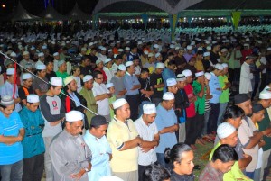 LAUTAN manusia yang hadir menunaikan solat berjemaah di PKL di sini.