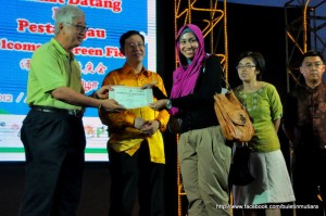 PHEE Boon Poh (kiri sekali) sambil ditemani Ketua Menteri menyampaikan sijil penghargaan kepada salah seorang peserta pertandingan bersempena Majlis Perasmian Fiesta Hijau di sini baru-baru in