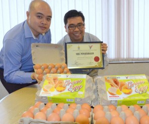 DUA wakil Syarikat SHH Poultry Sdn. Bhd. menunjukkan telur ayam sifar antibiotik keluaran syarikat tersebut yang lebih selamat, tahan lama dan menggunakan teknologi herba. Syarikat tersebut merupakan yang pertama di rantau Asia berjaya menghasilkan telur sebegitu.