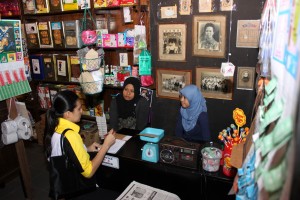 ROZANA Musa (dua dari kanan) dan Norhaslinda Nordin (kanan sekali) ketika ditemuramah Buletin Mutiara. 