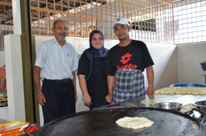FAROUK Mohamed Ismail (kiri sekali) bersama ahli keluarganya