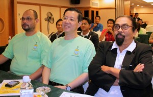 KETUA Menteri, Hishammuddin Rais (kanan sekali) dan Hata Wahari (kiri sekali) tekun mengikuti sesi taklimat oleh salah seorang penceramah jemputan pada Konvensyen Media Sosial 2012 Pulau Pinang di sini baru-baru ini.