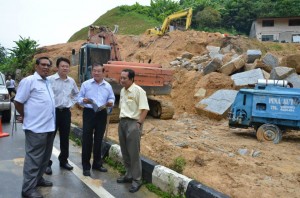 LIM Hock Seng (dua dari kanan), Ahmad Azmil Mohd. Mohktar (kanan), Zaini Husain (kiri sekali) dan Yeoh Soon Hin ketika mengadakan lawatan ke tapak Projek Menaiktaraf Persimpangan Jalan Tun Sardon/Jalan Paya Terubong di sini baru-baru ini.