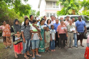 LIM Hock Seng (10 dari kanan) bergambar bersama-sama penerima sumbangan mangsa ribut di Mak Mandin di sini barubaru ini.