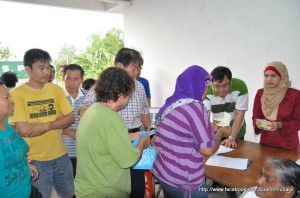 LIM Hock Seng (berdiri, lima dari kanan), membantu para penduduk mendapatkan tuntutan masing-masing pada majlis khas di sini baru-baru ini.