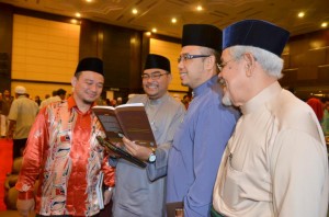 PARA dif jemputan meneliti buku Islam dan Melayu, Martabat Umat & Daulat Rakyat pada majlis pelancarannya di sini baru-baru ini.