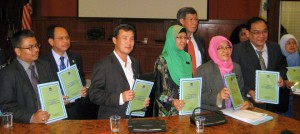 PATAHIYAH Ismail (bertudung merah jambu) bersama-sama Ahli-ahli Majlis Majlis Perbandaran Pulau Pinang (MPPP) bergambar kenangan selepas Mesyuarat Pembentangan Bajet 2013 MPPP di Dewan Bandaran di sini baru-baru ini.