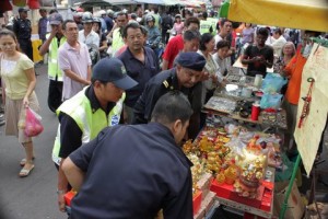 PARA Penguatkuasa MPPP merampas barangan jualan w a r g a a s i n g d a l a m o p e r a s i me m b a n t e r a s peniaga warga asing tanpa permit di pasar-pasar sekitar George Town di sini baru-baru ini.