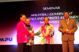 SETIAUSAHA Perbandaran MPPP, Ir. Ang Aing Thye (kiri sekali) mewakili MPPP menerima hadiah dan sijil penghargaan daripada Mohd Sidek Hassan (dua dari kanan) di Putrajaya baru-baru ini.