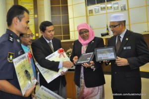 MAIMUNAH Mohd. Sharif (dua dari kanan) sambil ditemani Setiausaha Perbandaran, Sr. Rozali Mohamud (kanan sekali) menunjukkan laman MPSPNET kepada para pemenang mencipta laman web jabatan masing-masing bersempena majlis pelancaran MPSPNET di sini baru-baru ini.