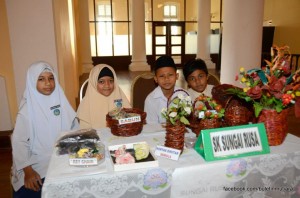 ANTARA peserta pameran yang mengambil bahagian dalam Majlis Anugerah Sekolah Hijau 2012.