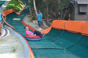 PARA pengunjung mencuba antara aktiviti menarik bersempena Majlis Pelancaran Escape Theme Park di Telok Bahang.