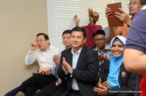 AHLI Majlis MPPP, Ramlah Bee Asiahoo (duduk, kanan sekali) antara jemputan yang hadir pada Majlis Perasmian Akademi Rakyat Balik Pulau.