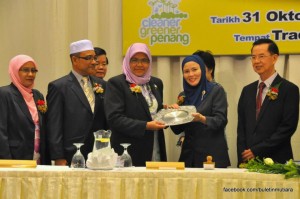 YDP MPSP, Maimunah Mohd. Sharif (empat dari kiri) menyampaikan cenderamata kepada tetamu khas pada Majlis Menandatangani Perjanjian Projek Pengurusan Sisa Pepejal Pulau Pinang.