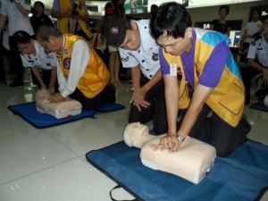 PARA petugas menunjukkan demonstrasi teknik CPR bersempena penganjuran program Mass CPR, Blood Donation & Free Health Screening Campaign.
