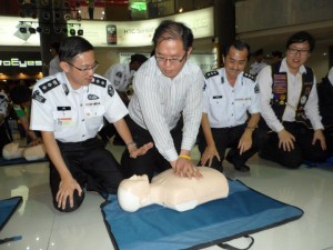 SALAH seorang petugas St. John Ambulance Pulau Pinang menjelaskan teknik CPR yang betul kepada Ng Wei Aik sempena Mass CPR, Blood Donation and Free Health Screening Campaign di sini baru-baru ini.