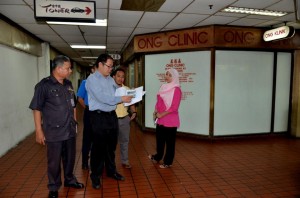 NG Wei Aik (depan, dua dari kiri) bersama-sama kakitangan PDC dan PDC Setia Urus Sdn. Bhd. membuat tinjuan di lokasi kejadian seorang wanita yang diintai ketika sedang menggunakan tandas awam di Komtar baru-baru ini.