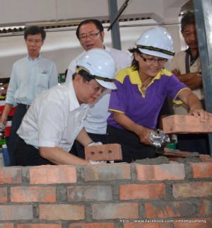 CHOW Kon Yeow (depan, kiri sekali) meletakkan bata sebagai simbolik permulaan kerja-kerja pembinaan dan penaiktarafan Pasar Awam Jalan Kuantan di sini baru-baru ini.