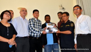 ONG Ah Teong (empat dari kiri) menyerahkan gambar dan bukti pembakaran terbuka Perkasa Pulau Pinang kepada Pegawai Peguatkuasa MPPP, Abdul Koder Jusoh (dua dari kanan) untuk tindakan lanjut di sini baru-baru ini.