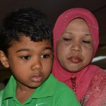ROSZIAH Mohd. Ismail ditemani anaknya.