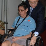 LIM Guan Eng membantu Teh Ewe Chan bergerak menggunakan kerusi rodanya. 