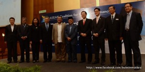 BJ Habibie (lima dari kanan) bergambar bersama-sama pucuk pimpinan Kerajaan Negeri dan Penang Institute pada penganjuran ACCG Leaders’ Lecture di sini baru-baru ini.