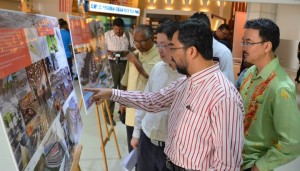 ORANG ramai yang hadir bagi meninjau cadangan pelaksanaan Penang Heritage Square di sini baru-baru ini.