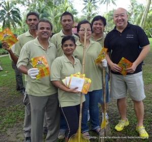PARA peserta Penang Beach Carnival 2012 bergambar kenang-kenangan bersempena penganjuran program berkenaan.