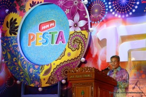 MANSOR Othman ketika berucap pada Majlis Perasmian Pesta Pulau Pinang Ke-46 di sini baru-baru ini.