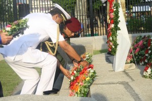 PEGAWAI dari pasukan keselamatan negara meletakkan kalungan bunga sebagai tanda penghormatan bersempena sambutan Hari Peringatan yang diadakan di sini baru-baru ini.