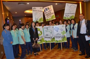 AHLI pasukan Pandu Puteri dan barisan penganjur menunjukkan sepanduk membawa mesej pemuliharaan alam sekitar bersempena penganjuran Review and Planning Workshop On Eco-Town.