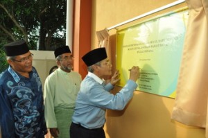 MANSOR Othman (kanan sekali) menandatangani plat perasmian SAR Masjid Jamek Batu Maung sambil disaksikan oleh Abdul Malik Abul Kassim (tengah) dan Mohd. Fauzi Zubir (kiri sekali) sempena majlis perasmian bangunan baru di sini baru-baru ini.