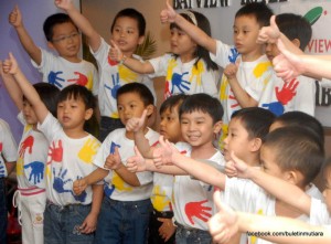 SEKUMPULAN kanak-kanak yang hadir pada majlis sidang akhbar pengumuman Sambutan Hari Kanak-kanak 2012.