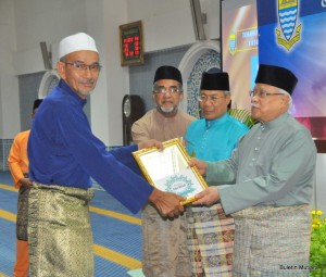 ZAINON Abd. Hamid (kiri sekali) menerima Anugerah Bapa Mithali daripada Abdul Rahman Abbas (kanan sekali) sambil diperhatikan Mansor Othman (dua dari kanan) dan Abdul Malik Abul Kassim (tiga dari kanan).