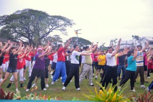 AKSI Ketua Menteri, Lim Hock Seng (barisan depan, berbaju putih) dan Maimunah Mohd. Sharif (barisan depan, berbaju ungu) pada sesi senamrobik di Taman Kota Tugu Demokrasi, Bagan, SPU baru-baru ini.