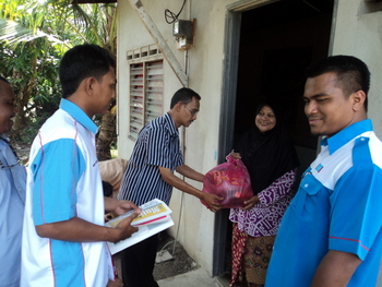 PROGRAM Ziarah Rumah ke Rumah yang diadakan baru-baru ini ternyata dapat meringankan bebanan penerimanya yang terdiri daripada ibu tunggal, warga emas dan orang kelainan upaya (OKU) di Kampung Permatang Tok Gelam. Pegawai Penyelaras KADUN Telok Air Tawar, Salehin Mohamed sendiri turun padang untuk menyampaikan sumbangan yang berupakan hamper keperluan dapur. Turut serta AMK Tasek Gelugor dan Pengerusi JKKK Permatang Binjai.