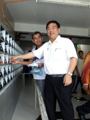 WONG Hon Wai (depan) membantu salah seorang penduduk membuka peti surat baru yang disumbangkan Kerajaan Negeri di blok A dan B, Flat Kampung Melayu di sini baru-baru ini.