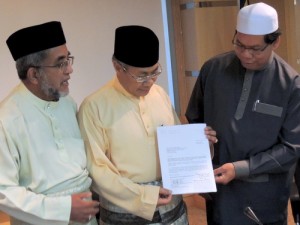 MANSOR Othman (tengah) menunjukkan surat perkenan Agong melantik Mohd. Salleh Man (kanan sekali) serta Ahli-ahli Majlis MAINPP yang lain sambil diperhati Abdul Malik Abul Kassim di sini baru-baru ini.