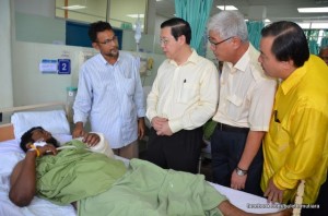 KETUA Menteri, Phee Boon Poh ( dua dari kanan) dan Ahli Dewan Undangan Negeri Sungai Pinang, Koid Teng Guan (kanan sekali) melawat dan bertanyakan khabar mangsa kemalangan