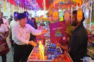 ADUN Padang Kota, Chow Kon Yeow (depan, berkaca mata) mengedarkan beg untuk para peniaga di Little India.