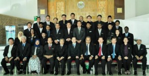 SERAMAI 24 Ahli Majlis MPSP yang baru dilantik bergambar kenang-kenangan bersama Ketua Menteri dan Ahli Majlis Mesyuarat Kerajaan Negeri lain selepas selesai Upacara Pengakuan Menerima Jawatan sebagai Ahli Majlis MPSP 2012 di Kompleks MPSP Perda.