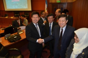 KETUA Menteri bersalaman dengan Ng Chek Siang (kiri sekali) sambil diperhatikan Chow Kon Yeow (tengah) dan Patahiyah Ismail (kanan sekali) selepas selesainya Upacara Pengakuan Menerima Jawatan Sebagai Ahli Majlis MPPP 2012 di sini baru-baru ini.