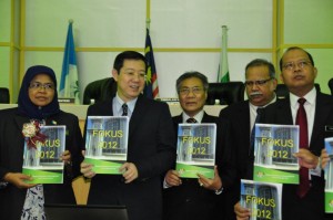 KETUA Menteri bersama Mansor Othman (tiga dari kanan), Prof. P. Ramasamy (dua dari kanan), Farizan Darus (kanan sekali) dan Maimumah Mohd. Sharif (kiri sekali) menunjukkan buku ‘Fokus 2012’ MPSP selepas selesainya Upacara Pengakuan Menerima Jawatan Sebagai Ahli Majlis MPSP 2012.